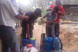 Relawan Tangkal COVID-19 Penajam racik cairan disinfektan sendiri