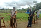 Polsek Kaureh-aparat Kampung Ongan Jaya buat tempat cuci tangan cegah COVID-19