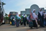 Santriwati menuju ke dalam bus saat dipulangkan dari Pondok Pesantren Bahrul Ulum Tambakberas, Jombang, Jawa Timur, Sabtu (28/3/2020). Berbagai pondok pesantren di Jombang memilih memulangkan santri-santri ke daerah asalnya secara bertahap untuk mencegah persebaran virus COVID-19. Antara Jatim/Syaiful Arif/zk.