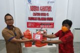 Pertamina membagikan makanan bagi peliput COVID-19 Manado