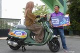 Territory Sales Manager area Surabaya Maidi (kanan) bersama pemenang program AXIS Super Surprize Shella Khairunnisa Rahardi Putri (kiri) di Surabaya, Jawa Timur, Senin (30/3/2020). Mahasiswi Fakultas Psikologi Universitas Islam Negeri Sunan Ampel (UINSA) Surabaya pelanggan AXIS yang menggunakan paket internet yang dibeli melalui aplikasi AXISNet atau voucher AIGO itu meraih hadiah utama berupa skuter Vespa S125i. Antara Jatim/Didik/Zk