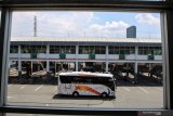 Bus melintas di Terminal Purabaya, Bungurasih Sidoarjo, Jawa Timur, Senin (30/3/2020). Jumlah penumpang bus di Terminal Bungurasih turun hingga 50 persen, yakni hanya 10-15 ribu orang yang dibanding hari biasanya yang mencapai 29 ribu dampak Kebijakan pemerintah terkait distancing social untuk mengantisipasi penyebaran virus Corona atau COVID-19. Antara Jatim/Umarul Faruq/zk