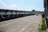 Suasana Terminal Purabaya, Bungurasih Sidoarjo, Jawa Timur, Senin (30/3/2020). Jumlah penumpang bus di Terminal Bungurasih turun hingga 50 persen, yakni hanya 10-15 ribu orang yang dibanding hari biasanya yang mencapai 29 ribu dampak Kebijakan pemerintah terkait distancing social untuk mengantisipasi penyebaran virus Corona atau COVID-19. Antara Jatim/Umarul Faruq/zk