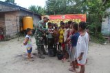 Satgas TMMD ajari anak-anak kampung Epem Mappi cara sikat gigi