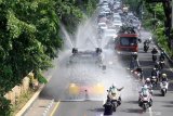 Kendaraan taktis Polresta Sidoarjo menyemprotkan cairan disinfektan di jalan protokol kawasan Waru, Sidoarjo, Jawa Timur, Selasa (31/3/2020). Penyemprotan di sejumlah jalan protokol tersebut dilakukan untuk mengantisipasi penyebaran Virus Corona (COVID-19) sekaligus mensosialisasikan kepada masyarakat agar tetap tenang dan mengikuti instruksi dari pemerintah. Antara Jatim/Umarul Faruq/zk