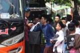 Sejumlah santri memasuki bus untuk dipulangkan ke daerah asal di Pondok Pesantren (ponpes) Lirboyo, Kota Kediri, Jawa Timur, Selasa (31/3/2020). Ponpes terbesar se-Jawa Timur tersebut memulangkan sedikitnya 22 ribu santri untuk menangkal penyebaran COVID-19. Antara Jatim/Prasetia Fauzani/zk