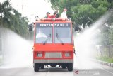 Pertamina Dumai kerahkan armada Damkar semprotkan disinfektan di jalanan