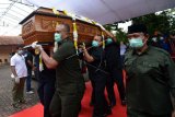 Sejumlah petugas menggotong peti jenazah Muhammad Bob Hasan di rumah duka di Kebayoran Baru, Jakarta, Selasa (31/3/2020). Pengusaha yang juga Ketua Persatuan Atletik Seluruh Indonesia (PASI) serta mantan Menteri Perindustrian dan Perdagangan (Memperindag) pada era Orde Baru itu wafat pada usia 89 tahun karena kanker paru-paru. Jenazah Bob Hasan akan dimakamkan di Ungaran, Kabupaten Semarang, Jawa Tengah, pada Rabu (1/4/2020). ANTARA FOTO/Aditya Pradana Putra/nym.