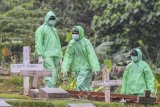 Petugas pemakaman memeriksa lahan makam untuk jenazah pasien COVID-19 di TPU Pondok Ranggon, Jakarta, Senin (30/3/2020). Juru bicara pemerintah untuk penanganan COVID-19 Achmad Yurianto per Senin (30/3/2020) pukul 12.00 WIB menyatakan jumlah pasien positif COVID-19 di Indonesia telah mencapai 1.414 kasus, pasien yang telah dinyatakan sembuh sebanyak 75 orang, sementara kasus kematian bertambah delapan orang dari sebelumnya 114 orang menjadi 122 orang. ANTARA FOTO/Muhammad Adimaja/foc.