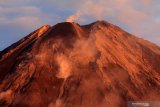 GUNUNG SEMERU. Awan panas Gunung Semeru terlihat dari kawasan Pranajiwo, Lumajang, Jawa Timur, Kamis (5/3/2020). Aktivitas vulkanik Gunung Semeru meningkat sejak sepekan terakhir dengan mengeluarkan awan panas sejauh tiga kilometer dan intensitas delapan kali guguran lava pijar serta status level II atau waspada. Antara Jatim/Umarul Faruq/zk