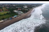 Suasana kawasan wisata Pantai Batu Belig yang ditutup sementara tampak lengang di Badung, Bali, Rabu (1/4/2020). Pemerintah Kabupaten Badung memperpanjang penghentian operasional sementara objek wisata di wilayahnya hingga 21 April 2020 mendatang sebagai salah satu upaya pencegahan penyebaran COVID-19 atau Virus Corona. ANTARA FOTO/Fikri Yusuf/nym