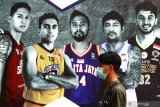 KOMPETISI IBL SERI VII DIBATALKAN. Seorang penonton yang mengenakan masker melintas di depan baliho Indonesia Basketball League (IBL) 2020 Seri VII di GOR Bimasakti, Malang, Jawa Timur, Jumat (13/3/2020). Operator liga basket nasional memutuskan untuk membatalkan penyelenggaraan kompetisi IBL 2020 Seri VII guna meminimalisasi penyebaran virus corona di Indonesia. Antara Jatim/Ari Bowo Sucipto/zk