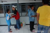 Warga binaan merangkul temannya usai mendapatkan surat pembebasan di Lapas Klas IIB Kabupaten Jombang, Jawa Timur, Kamis (2/4/2020). Sebanyak 120 warga binaan lapas setempat mendapatkan asimilasi sebagai upaya mencegah penyebaran COVID-19. Antara Jatim/Syaiful Arif/zk