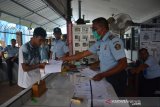 Warga binaan mendapatkan surat pembebasan di Lapas Klas IIB Kabupaten Jombang, Jawa Timur, Kamis (2/4/2020). Sebanyak 120 warga binaan lapas setempat mendapatkan asimilasi sebagai upaya mencegah penyebaran COVID-19. Antara Jatim/Syaiful Arif/zk