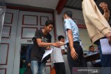 Warga binaan mendapatkan surat pembebasan di Lapas Klas IIB Kabupaten Jombang, Jawa Timur, Kamis (2/4/2020). Sebanyak 120 warga binaan lapas setempat mendapatkan asimilasi sebagai upaya mencegah penyebaran COVID-19. Antara Jatim/Syaiful Arif/zk