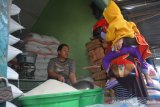 Pedagang sembako melayani pembeli di pasar tradisional Kabupaten Jombang,  Jawa Timur, Kamis (2/4/2020). Melimpahnya stok usai panen raya serta sepinya pembeli sejak merebaknya virus COVID-19 harga beras dengan kualitas medium di pasar tradisional setempat terjadi penurunan sebesar Rp8.400 per kilogram dari sebelumnya Rp9.200 per kilogramnya. Antara Jatim/Syaiful Arif/zk