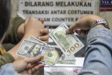 Rupiah melemah seiring menjauhnya investor dari aset berisiko terkait COVID-19