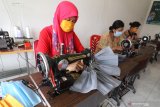 Relawan menyelesaikan pembuatan masker di Kelurahan Dermo, Kota Kediri, Jawa Timur, Jumat (3/4/2020). Masker yang diproduksi dari hasil donasi sejumlah pihak tersebut akan didistribusikan secara gratis kepada masyarakat guna mencegah penyebaran COVID-19. Antara Jatim/Prasetia Fauzani/zk.