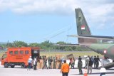 Petugas memindahkan alat kesehatan yang dikirimkan dari Lanud Halim Perdanakusuma menggunakan pesawat CN-295 milik TNI AU di Bandara I Gusti Ngurah Rai, Bali, Jumat (3/4/2020). Sebanyak 7.500 buah Alat Pelindung Diri (APD) dan 37.500 buah masker yang dikirimkan dari Satuan Gugus Tugas COVID-19 Pusat tersebut selanjutnya akan didistribusikan ke sejumlah rumah sakit di wilayah Provinsi Bali untuk penanganan COVID-19 atau virus Corona. ANTARA FOTO/Fikri Yusuf/nym.