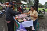 Pedagang Kaki Lima (PKL) berjualan di kawasan Lapangan Gulun, Kota Madiun, Jawa Timur, Sabtu (4/4/2020). Pemkot Madiun mencabut larangan berjualan bagi PKL yang diberlakukan sejak sekitar dua minggu lalu dan membolehkan PKL berjualan lagi dengan pembatasan waktu pagi hingga pukul 10.00 WIB dan malam pukul 18.00 - 21.00 WIB dan tidak boleh menyediakan tempat duduk bagi pembeli untuk menekan penyebaran wabah COVID-19. Antara Jatim/Siswowidodo/zk.