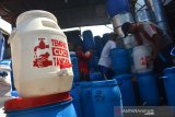 Pekerja menyelesaikan pemasangan kran tong untuk cuci tangan di Sambong Dukuh, Kabupaten Jombang, Jawa Timur, Sabtu (4/4/2020). Tempat pencuci tangan berbahan tong plastik bekas itu dijual Rp100 ribu-Rp120 ribu untuk ukuran 20 liter dan 40 liter. Dalam sehari mereka bisa menjual rata-rata 50 biji. Antara Jatim/Syaiful Arif/zk