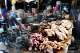 Pedagang menunggui ayam potong dagangannya di Pasar Kolpajung, Pamekasan, Jawa Timur, Sabtu (4/4/2020). Dalam sepekan terakhir harga ayam potong di daerah itu turun dari Rp38.000 per kg menjadi Rp35.000 per kg karena sepi pembeli akibat mewabahnya COVID-19. Antara Jatim/Saiful Bahri/zk