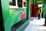 Petugas menyemprotkan disinfektan di SDN lawangan Daya 2, Pamekasan, Jawa Timur, Santu (4/4/2020). Pemkab Pamekasan terus melakukan menyemprotan dia area publik, perkantoran, sekolah dan tempat peribadatan guna menekan penyebaran COVID-19. Antara Jatim/Saiful Bahri/zk