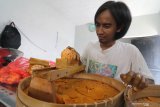 Perajin jamu memotong temulawak sebagai bahan baku minuman kesehatan di Desa Bulu, Kediri, Jawa Timur, Sabtu (4/4/2020). Temulawak kering siap seduh tersebut dijual seharga Rp50 ribu per kilogram dan dipercaya banyak orang mampu meningkatkan kekebalan tubuh di tengah wabah COVID-19. Antara Jatim/Prasetia Fauzani/zk