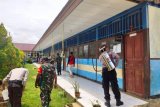 Tim gabungan TNI-Polri semprotan cairan disinfektan di Supiori