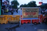 Warga beraktivitas di Jalan Rungkut Menanggal, Surabaya, Jawa Timur, Minggu (5/4/2020). Warga setempat menutup jalan penghubung Kota Surabaya-Sidoarjo itu untuk memutus penyebaran Virus Corona (COVID-19). Antara Jatim/Didik/Zk