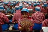 Kemarin berita ekonomi, penjualan BBM anjlok hingga buruh jabar tiadakan aksi May Day