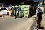 Truk sembako terguling di Jalan Raya Pondok Gede, Jakarta Timur