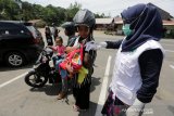 Petugas memeriksa suhu tubuh dan identitas warga yang memasuki wilayah kabupaten Aceh Jaya di jalan perbatasan antara Kabupaten Aceh Besar  dengan Aceh Jaya, Lamno, Aceh, Minggu (5/4/2020). Pemerintah Kabupaten Aceh Jaya memperketat jalur masuk terhadap warga luar terutama dari daerah zona merah dengan melakukan pemeriksaan dan pendataan kependudukan sebagai upaya mengantisipasi penyebaran virus Corona (COVID-19). Antara Aceh / Irwansyah Putra.