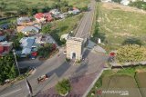 Foto udara sejumlah petugas Kepolisian berjaga di objek wisata De Centre Point, Kabupaten Bone Bolango. Pemerintah Kabupaten Bone Bolango bersama Kepolisian menutup seluruh objek wisata yang ada di daerah itu sebagai salah satu langkah untuk mengurangi aktivitas dan kerumunan warga dalam pencegahan penyebaran COVID-19. (ANTARA FOTO/Adiwinata Solihin)