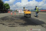 Perbaiki jalan trans Sulawesi