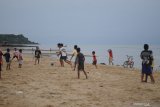 Anak-anak bermain bola di Pantai Jumiang, Pamekasan, Jawa Timur, Minggu (5/4/2020). Mereka memanfaatkan hari Minggu guna bermain bersama taman-temannya setelah beberapa hari berdiam di rumah akibat wabah COVID-19. Antara Jatim/Saiful Bahri/zk