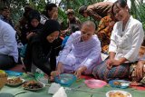 Sejumlah warga menyantap makanan bersama saat Nyadran Perdamaian di Krecek, Getas, Kaloran, Temanggung, Jawa Tengah, Jumat (13/3/2020). Tradisi Nyadran lintas agama Islam, Kristen, Katholik, Budha dan penganut kepercayaan tersebut telah berlangsung sejak puluhan tahun silam yang bertujuan untuk mendoakan arwah leluhur sekaligus sebagai wujud kerukunan antar pemeluk agama. FOTO ANTARA/Anis Efizudin/pd.