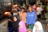 Anak-anak membaca sholawat sambil membawa obor berkeliling kampung di Kelurahan Gladak Anyar, Pamekasan, Jawa Timur, Senin (6/4/2020). Pembacaan sholawat tersebut sebagai permohonan agar bangsa Indobesia segera terbebas dari musibah wabah COVID-19. Antara Jatim/Saiful Bahri/zk