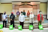 Dharma Wanita Sulsel bagikan bahan pokok bagi warga terdampak COVID-19