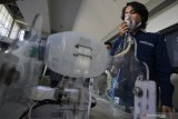 Tim peneliti Institut Teknologi Sepuluh Nopember (ITS) menguji coba mesin pompa udara (ventilator) di Gedung Pusat Robotika ITS, Surabaya, Jawa Timur, Selasa (7/4/2020). ITS mengembangkan inovasi mesin pompa udara (Simple and Low-Cost Mechanical Ventilator) untuk membantu tenaga medis dalam menangani perawatan pasien terinfeksi COVID-19 sekaligus untuk mengatasi kelangkaan ketersediaan ventilator yang dimiliki rumah sakit di Indonesia. Antara Jatim/Moch Asim/zk.