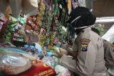 Polisi memantau harga sembako di Pasar Nambangan Surabaya, Jawa Timur, Selasa (7/4/2020). Operasi pasar yang dilakukan pihak kepolisian setempat itu untuk memantau harga sekaligus ketersediaan sembilan bahan pokok (sembako) yang dijual di pasaran. Antara Jatim/Didik/Zk