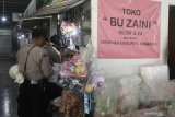 Polisi memantau harga sembako di Pasar Nambangan Surabaya, Jawa Timur, Selasa (7/4/2020). Operasi pasar yang dilakukan pihak kepolisian setempat itu untuk memantau harga sekaligus ketersediaan sembilan bahan pokok (sembako) yang dijual di pasaran. Antara Jatim/Didik/Zk