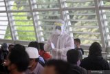 Petugas kesehatan mendata Pekerja Migran Indonesia (PMI) asal Malaysia sebelum menjalani Rapid Test di kedatangan Internasional Terminal 2 Bandara Juanda, Sidoarjo, Jawa Timur, Selasa (7/4/2020). Sebanyak 156 Pekerja Migran Indonesia (PMI) dari Malaysia yang pulang ke Jawa Timur menjalani rapid test untuk pencegahan penyebaran corona virus atau COVID-19. Antara Jatim/Umarul Faruq/zk