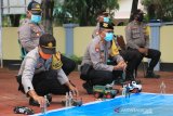 Sejumlah Personel Kepolisian Polres Aceh Barat mengikuti simulasi taktis permainan lantai (Tactical Floor Game) di Mapolres Aceh Barat, Aceh, Selasa (7/4/2020). Kegiatan simulasi yang diikuti 140 perwira Polri tersebut bertujuan untuk memberikan pemahaman dan kesiapan aparat kepolisian apabila terjadi berbagai kemungkinan terutama dalam Sistem Pengamanan Kota saat menghadapi konflik sosial. Antara Aceh/Syifa Yulinnas.