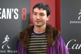 Video aktor Ezra Miller cekik fans sampai terjungkal, ramai di Twitter