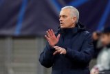 Jose Mourinho dan beberapa pemain Spurs langgar aturan social distancing