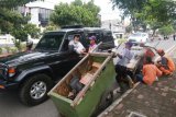 Lampung Sai bagikan paket sembako di tengah wabah COVID-19