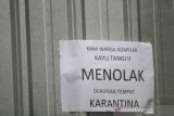 Kertas bertuliskan penolakkan warga terpasang di pagar Balai Diklat yang dijadikan rumah karantina di Komplek Kayu Tangi II, Banjarmasin, Kalimantan Selatan, Rabu (8/4/2020). Pemerintah kota Banjarmasin membatalkan menjadikan Balai Diklat Kota Banjarmasin menjadi rumah karantina COVID-19 bagi Orang Dalam Pemantauan (ODP) setelah mendapat penolakkan dari warga karena kawasan Komplek Kayu Tangi II tersebut padat penduduk sehingga takut menular kepada warga. Foto Antaranews Kalsel/Bayu Pratama S.