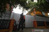 Warga beraktivitas di depan Balai Diklat yang dijadikan rumah karantina di Komplek Kayu Tangi II, Banjarmasin, Kalimantan Selatan, Rabu (8/4/2020). Pemerintah kota Banjarmasin membatalkan menjadikan Balai Diklat Kota Banjarmasin menjadi rumah karantina COVID-19 bagi Orang Dalam Pemantauan (ODP) setelah mendapat penolakkan dari warga karena kawasan Komplek Kayu Tangi II tersebut padat penduduk sehingga takut menular kepada warga. Foto Antaranews Kalsel/Bayu Pratama S.