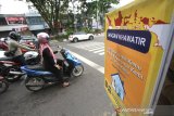 Petugas Satpol PP Banjarmasin membawa poster himbauan dan pemantik spirit untuk masyarakat di jalan Ahmad Yani, Banjarmasin, Kalimantan Selatan, Rabu (8/4/2020). Pemerintah bersama unsur pimpinan daerah terus berupaya mengajak serta menghimbau masyarakat untuk melalukan pencegahan penyebaran virus COVID-19, salah satunya dengan mematuhi imbauan yang dikeluarkan pemerintah dalam penanganan wabah COVID-19. Foto Antaranews Kalsel/Bayu Pratama S.